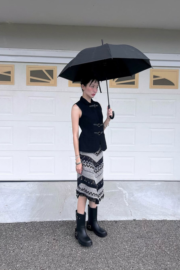 버클 레인 부츠(블랙)는 클래식한 바이커 무드의 여성 레인 부츠입니다. 매트한 질감의 PVC 소재로 제작되었으며, 4.5cm 미들힐 굽으로 편안함과 스타일을 동시에 잡았습니다. 블랙 컬러에 메탈 버클 장식이 포인트로 더해졌으며, 사이드 슬릿 디자인으로 활동성을 높였습니다. 봄, 여름, 가을, 우천시 일상과 여행룩에 모두 잘 어울리는 아이템입니다. 미니멀하고 캐주얼한 스타일을 즐기는 여성에게 추천합니다.
