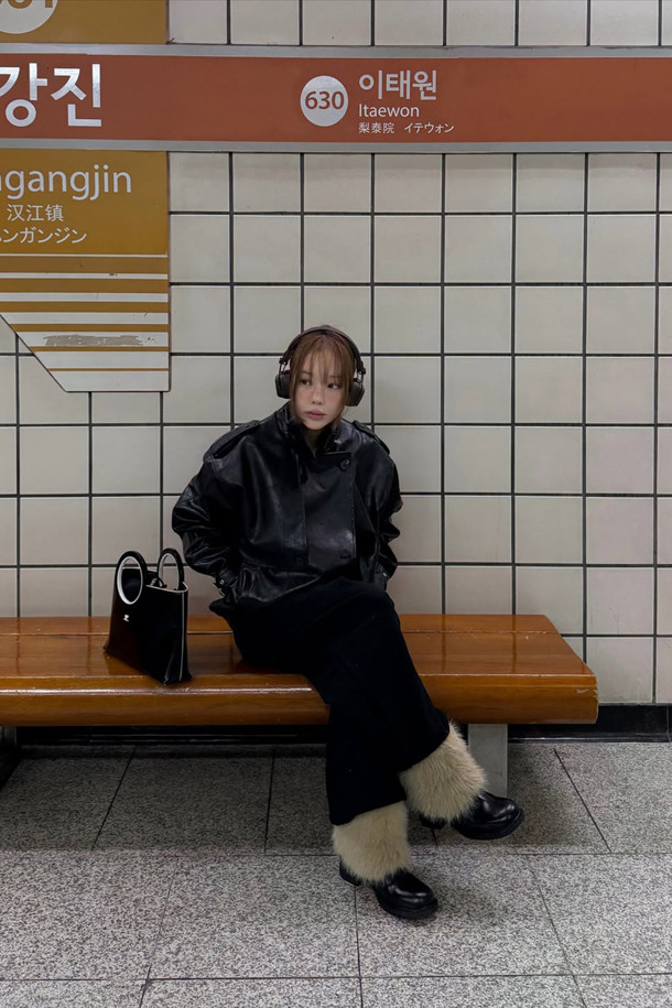 Furridge 앵클 부츠(black)는 여성분들을 위한 겨울철 필수 아이템입니다. 부드러운 소가죽과 포근한 페이크 퍼 안감으로 제작되어 따뜻하고 포근한 착용감을 선사합니다. 라운드 스퀘어 앞코 디자인과 클래식한 실루엣은 세련된 무드를 연출하며, 출근룩, 미니멀, 시크 스타일에도 잘 어울립니다. 경량 몰드 아웃솔로 편안한 착화감을 제공하며, 블랙과 라이트 베이지 컬러로 만나볼 수 있습니다.
