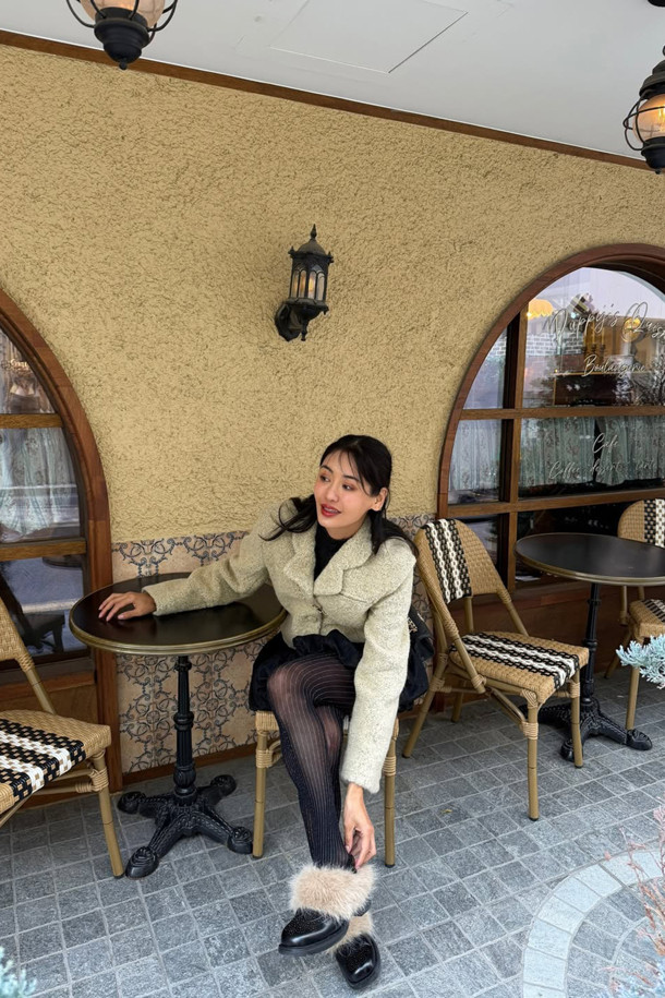 Furridge 로퍼(블랙)는 여성 고객을 위한 신발로, 가을과 겨울에 따뜻하게 신을 수 있도록 디자인되었습니다. 소가죽과 페이크 퍼 소재를 사용하여 부드러운 착용감을 제공하며, 안감과 인솔에도 퍼를 적용하여 보온성을 높였습니다. 라운드 스퀘어 앞코 디자인과 플랫 굽으로 편안함을 강조했으며, 클래식한 실루엣과 무지 패턴은 다양한 스타일 연출에 용이합니다. 슬립온 형태로 간편하게 착용 가능하며, 퍼 장식이 탑라인에 포인트를 더해 세련된 느낌을 선사합니다. 출근룩과 모임룩은 물론, 미니멀, 캐주얼 등 폭넓은 스타일을 소화할 수 있습니다.
