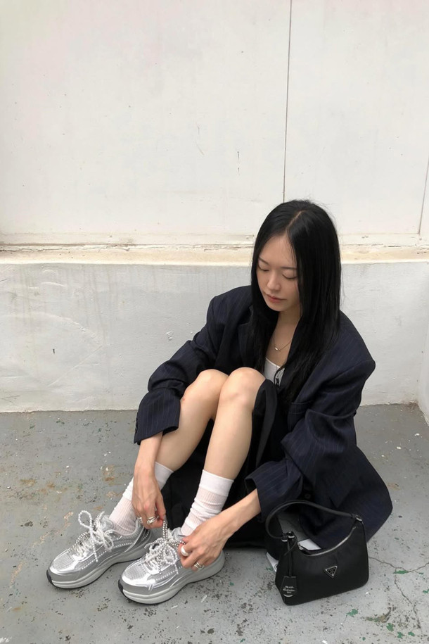 2025 딜라이트 스니커즈(실버)는 여성 고객을 위한 사계절용 여성 운동화입니다. 라운드 앞코 디자인에 가볍고 통기성이 좋은 합성가죽과 메시 소재를 사용하여 편안한 착용감을 제공합니다. 플랫 굽에 무지 패턴으로, 페미닌하면서도 클래식한 스타일을 연출하며, 일상 속 동네 마실룩에 적합합니다. 탈부착 가능한 진주 장식이 돋보이며 클래식 러너 실루엣과 레이스업 신발 여밈으로, 미니멀하고 캐주얼한 스타일을 완성합니다.
