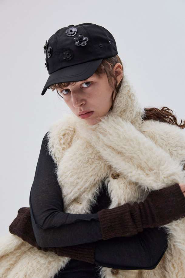 Furridge 베스트(베이지)는 미니멀, 시크, 클래식 스타일을 추구하는 분들을 위한 페이크퍼 소재의 퍼 베스트입니다. 넉넉한 두께감과 부드러운 촉감으로 가을, 겨울 시즌에 따뜻하게 착용할 수 있습니다. 라운드넥 디자인에 싱글 버튼 여밈 방식으로 간결함을 더했으며, 레귤러핏으로 편안한 착용감을 선사합니다. 무지 패턴의 베이지 컬러는 어떤 옷에도 쉽게 매치되어 일상복으로 활용하기 좋습니다. 포켓 디테일과 은은한 광택감이 고급스러운 분위기를 연출합니다.
