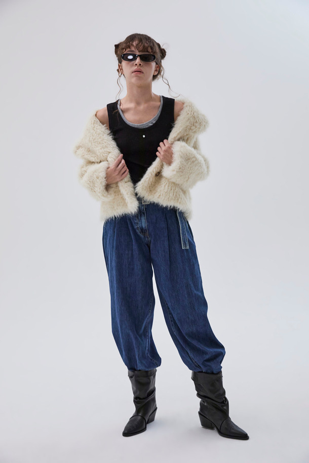 Furridge outer(베이지)는 여성스러운 겨울 스타일을 완성하는 퍼 재킷입니다. 부드러운 인조 모피 소재와 두꺼운 두께로 뛰어난 보온성을 제공하며, 와이드 라펠과 숏 기장, 볼륨 핏 디자인이 세련된 무드를 연출합니다. 베이지 컬러는 어떤 룩에도 잘 어울리며, 버튼 여밈 방식으로 간편하게 착용할 수 있습니다. 데이트룩, 모임룩, 연말 모임룩 등 다양한 TPO에 클래식, 시크, 미니멀 스타일로 활용 가능합니다.
