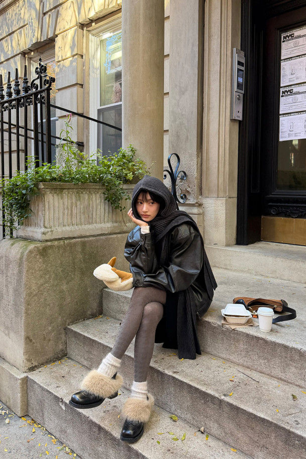 Furridge gloves(브라운)는 부드러운 양털, 양가죽, 스웨이드 소재로 제작된 두꺼운 겨울 장갑입니다. 캐주얼, 클래식, 미니멀 스타일을 아우르며 일상 및 레저 활동에 적합합니다. 하프 핑거 스타일과 커버형 디자인의 투웨이 방식으로 다양한 연출이 가능하며, 안감은 퍼 소재로 보온성을 높였습니다. 브라운 컬러의 무지 디자인에 버튼 여밈 방식으로 포인트를 주어 실용성과 스타일을 모두 갖춘 제품입니다. 사이즈 조절 기능이 있어 편안한 착용감을 선사합니다.
