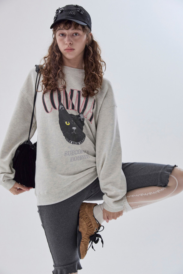 [IHM] 셔링 비즈 비딩 삭스 (아이보리)는 여성스러운 페미닌 무드와 시크한 스타일을 동시에 연출할 수 있는 양말입니다. 아이보리 컬러의 무지 디자인에 셔링 디테일과 비즈, 진주, 큐빅 장식이 더해져 고급스러운 포인트를 더합니다. 데이트룩, 모임룩 등 특별한 날 시크하면서도 세련된 스타일을 완성해 보세요. 클래식한 무드로 어떤 룩에도 잘 어울려 활용도가 높습니다.
