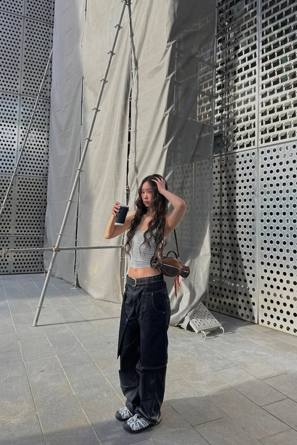 Fev 샌들(실버)는 여성용 샌들로, 데일리룩과 휴양지룩에 모두 잘 어울립니다. 소가죽, 매시, 나일론, 네오프렌 소재를 사용하여 편안함과 스타일을 동시에 잡았습니다. 실버 컬러에 벨크로 여밈으로 편의성을 더했으며, 비즈 장식, 측면 및 발등 컷아웃 디테일이 돋보입니다. 신끈 탈착 및 사이즈 조절 기능, 그리고 통기성이 뛰어나 봄, 여름 시즌에 유행을 타지 않고 오랫동안 착용할 수 있는 아이템입니다. 페미닌, 유니크, 아웃도어 스타일을 모두 아우르는 이 샌들을 여행지에서 미니멀하고 리조트룩으로 연출해 보세요.
