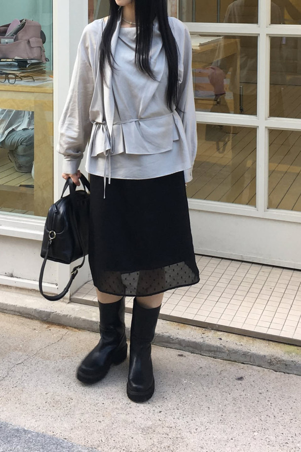 Fev_Young muze 부츠(블랙)는 미니멀한 디자인과 시크한 스타일을 추구하는 여성 고객을 위한 미디 부츠입니다. 소가죽 소재로 제작되어 고급스러운 질감을 자랑하며, 사계절 내내 다양한 룩에 활용할 수 있습니다. 볼드한 아웃솔과 러기드 아웃솔의 조합은 세련된 멋을 더하고, 불꽃 참 장식으로 포인트를 주었습니다. 미끄럼 방지 기능이 있어 안전하게 착용 가능하며, 출근룩에 완벽하게 어울립니다.
