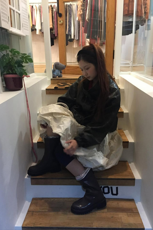 Fev_Young muze 부츠(브라운)는 여성들을 위한 미들 기장의 부츠입니다. 라운드 앞코와 통굽 디자인, 그리고 무지 패턴으로 미니멀하고 클래식한 분위기를 연출합니다. 합성가죽 소재에 볼드한 아웃솔과 러기드 아웃솔 디자인, FEV 심볼 적용으로 포인트를 더했습니다. 출근룩과 모임룩 모두에 어울리며, 가을과 겨울 시즌에 따뜻하고 스타일리시하게 착용할 수 있습니다. 
