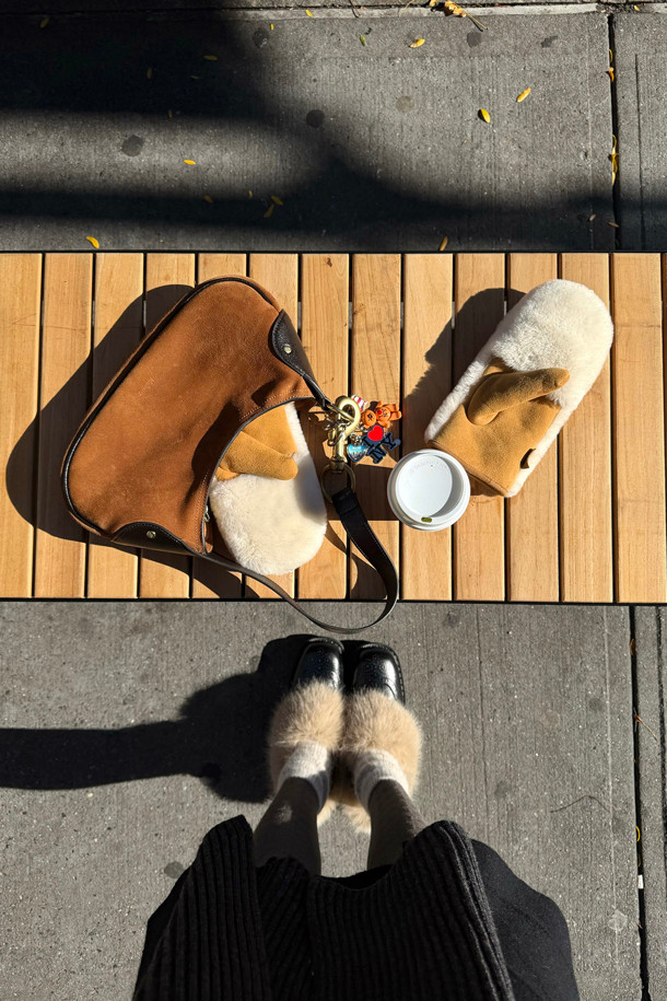 Furridge 슬링백(블랙)은 부드러운 소가죽과 풍성한 페이크 퍼 디테일이 돋보이는 여성용 슬링백입니다. 발목을 감싸는 디자인과 라운드 스퀘어 앞코가 세련된 실루엣을 연출하며, 안감의 퍼가 뛰어난 보온성을 제공합니다. 가을, 겨울 시즌 데이트룩, 모임룩 등 다양한 TPO에 클래식, 미니멀, 캐주얼 스타일로 연출하기 좋습니다. 경량 몰드 아웃솔로 편안한 착용감을 선사하며, 블랙과 라이트 베이지 두 가지 컬러로 만나보세요.
