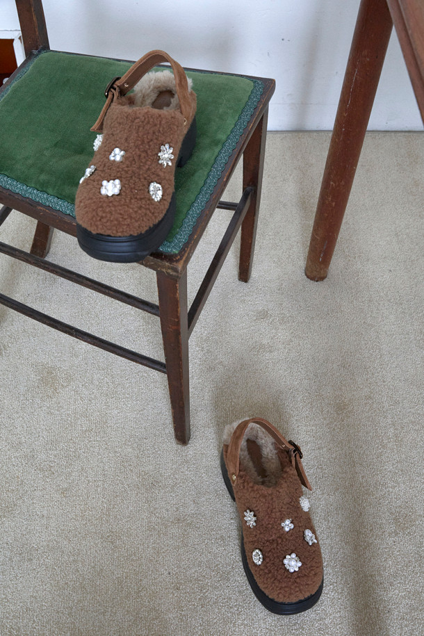 Furridge jewelry 뮬(브라운)은 부드러운 페이크 퍼 소재와 브라운 컬러가 돋보이는 여성 뮬입니다. 가을, 겨울 시즌에 따뜻하고 포근하게 착용할 수 있으며, 발등의 보석 장식이 화려한 포인트를 더합니다. 오픈 스타일로 편안하게 신고 벗을 수 있으며, 페미닌, 캐주얼, 클래식 등 다양한 스타일 연출에 활용할 수 있습니다. 무지 디자인으로 어떤 옷에도 잘 어울리며, 데일리룩에 포인트 아이템으로 활용하기 좋습니다. 
