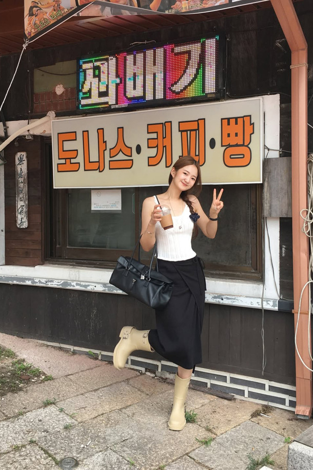 [SUECOMMA BONNIE] Buckle rain boots BEIGE / 税込み Designer fashion, Seoul-fully created | W Concept