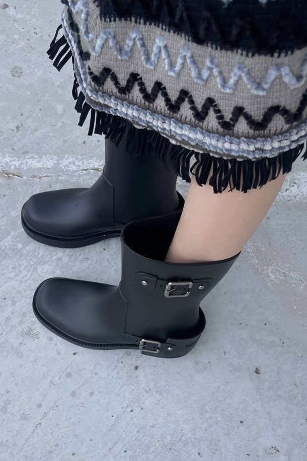 버클 레인 부츠(블랙)는 클래식한 바이커 무드의 여성 레인 부츠입니다. 매트한 질감의 PVC 소재로 제작되었으며, 4.5cm 미들힐 굽으로 편안함과 스타일을 동시에 잡았습니다. 블랙 컬러에 메탈 버클 장식이 포인트로 더해졌으며, 사이드 슬릿 디자인으로 활동성을 높였습니다. 봄, 여름, 가을, 우천시 일상과 여행룩에 모두 잘 어울리는 아이템입니다. 미니멀하고 캐주얼한 스타일을 즐기는 여성에게 추천합니다.
