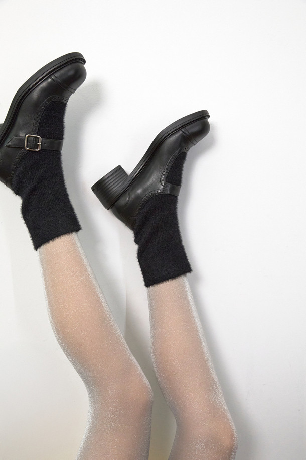 메리 제인 앵클 부츠(블랙)는 소가죽과 니트 소재로 제작되어 가을, 겨울철 데이트룩, 모임룩, 겨울 데일리룩에 잘 어울리는 여성 신발입니다. 라운드 토우와 청키힐, 메리 제인 스트랩 디자인, 브로그 디테일이 더해져 클래식하면서도 페미닌한 무드를 연출합니다. 니트 안감과 양말 레이어드 실루엣은 따뜻함과 스타일리시함을 동시에 제공하며, 발목을 덮는 앵클 부츠 스타일로 미니멀한 룩을 완성합니다. 버클로 간편하게 여밀 수 있으며, 중굽 높이로 편안한 착용감을 선사합니다.
