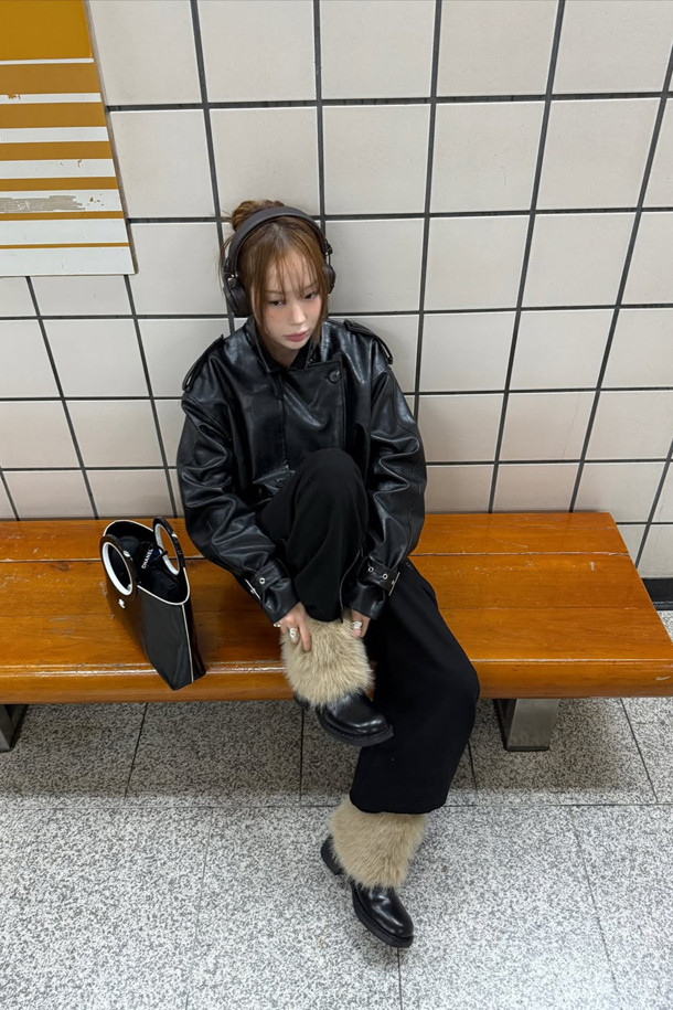 Furridge 앵클 부츠(black)는 여성분들을 위한 겨울철 필수 아이템입니다. 부드러운 소가죽과 포근한 페이크 퍼 안감으로 제작되어 따뜻하고 포근한 착용감을 선사합니다. 라운드 스퀘어 앞코 디자인과 클래식한 실루엣은 세련된 무드를 연출하며, 출근룩, 미니멀, 시크 스타일에도 잘 어울립니다. 경량 몰드 아웃솔로 편안한 착화감을 제공하며, 블랙과 라이트 베이지 컬러로 만나볼 수 있습니다.
