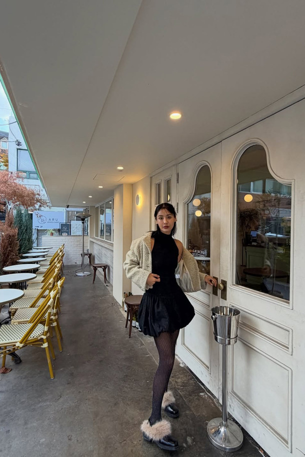 Furridge 로퍼(블랙)는 여성 고객을 위한 신발로, 가을과 겨울에 따뜻하게 신을 수 있도록 디자인되었습니다. 소가죽과 페이크 퍼 소재를 사용하여 부드러운 착용감을 제공하며, 안감과 인솔에도 퍼를 적용하여 보온성을 높였습니다. 라운드 스퀘어 앞코 디자인과 플랫 굽으로 편안함을 강조했으며, 클래식한 실루엣과 무지 패턴은 다양한 스타일 연출에 용이합니다. 슬립온 형태로 간편하게 착용 가능하며, 퍼 장식이 탑라인에 포인트를 더해 세련된 느낌을 선사합니다. 출근룩과 모임룩은 물론, 미니멀, 캐주얼 등 폭넓은 스타일을 소화할 수 있습니다.
