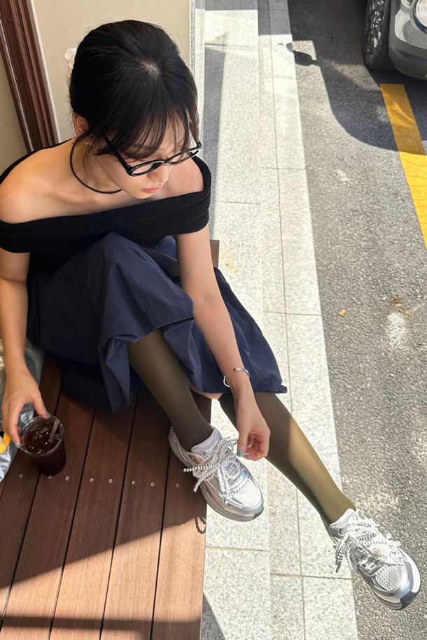 2025 딜라이트 스니커즈(실버)는 여성 고객을 위한 사계절용 여성 운동화입니다. 라운드 앞코 디자인에 가볍고 통기성이 좋은 합성가죽과 메시 소재를 사용하여 편안한 착용감을 제공합니다. 플랫 굽에 무지 패턴으로, 페미닌하면서도 클래식한 스타일을 연출하며, 일상 속 동네 마실룩에 적합합니다. 탈부착 가능한 진주 장식이 돋보이며 클래식 러너 실루엣과 레이스업 신발 여밈으로, 미니멀하고 캐주얼한 스타일을 완성합니다.
