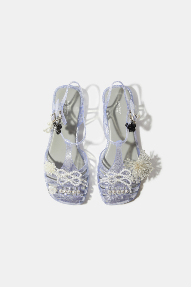 슈토핑 세트(블랙)는 큐빅과 스팽글 장식이 돋보이는 신발 액세서리입니다. 클립형으로 간편하게 부착하여 신발에 포인트를 줄 수 있으며, 큐빅 꽃과 스팽글 꽃 장식이 여성스러운 분위기를 더합니다. 데이트룩, 쇼핑룩, 모임룩 등 다양한 TPO에 활용 가능하며, 걸리시, 미니멀, 클래식 스타일을 즐겨 입는 분들께 추천합니다. 블랙 컬러로 어떤 신발에도 잘 어울려 스타일을 완성해 보세요.
