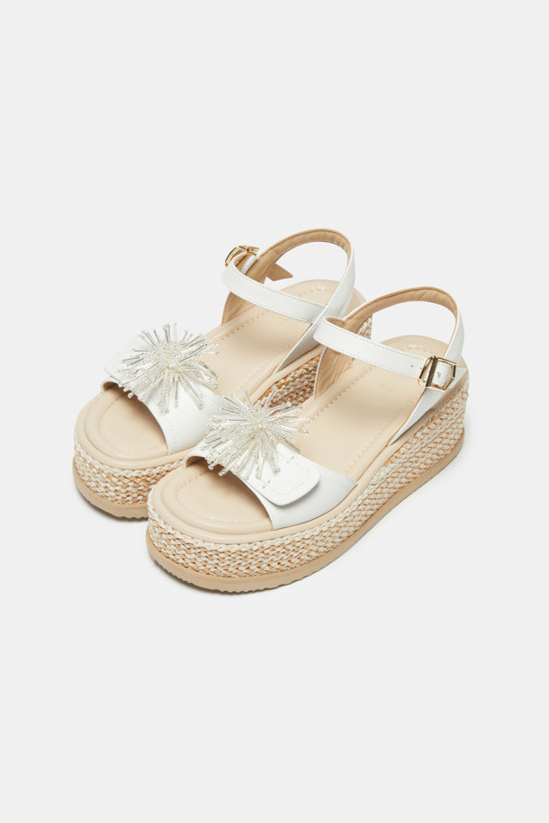 슈-토핑 빅 참(화이트)은 신발 끈이나 신발 외부에 부착하여 포인트를 줄 수 있는 액세서리입니다. 캐주얼, 미니멀 스타일의 옷차림에 잘 어울리며, 동네 마실룩, 쇼핑룩, 산책룩 등 편안한 TPO에 활용하기 좋습니다. 화이트 색상으로 어떤 신발에도 매치하기 용이하며, 가로 7cm, 세로 7cm의 넉넉한 사이즈로 존재감을 드러냅니다. 장식용 참으로, 슈즈에 개성을 더하여 스타일리시하게 연출해보세요.
