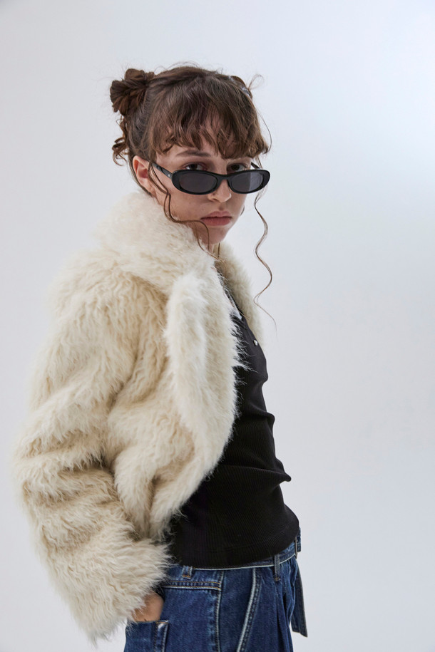 Furridge outer(베이지)는 여성스러운 겨울 스타일을 완성하는 퍼 재킷입니다. 부드러운 인조 모피 소재와 두꺼운 두께로 뛰어난 보온성을 제공하며, 와이드 라펠과 숏 기장, 볼륨 핏 디자인이 세련된 무드를 연출합니다. 베이지 컬러는 어떤 룩에도 잘 어울리며, 버튼 여밈 방식으로 간편하게 착용할 수 있습니다. 데이트룩, 모임룩, 연말 모임룩 등 다양한 TPO에 클래식, 시크, 미니멀 스타일로 활용 가능합니다.
