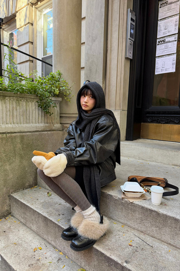 Furridge gloves(브라운)는 부드러운 양털, 양가죽, 스웨이드 소재로 제작된 두꺼운 겨울 장갑입니다. 캐주얼, 클래식, 미니멀 스타일을 아우르며 일상 및 레저 활동에 적합합니다. 하프 핑거 스타일과 커버형 디자인의 투웨이 방식으로 다양한 연출이 가능하며, 안감은 퍼 소재로 보온성을 높였습니다. 브라운 컬러의 무지 디자인에 버튼 여밈 방식으로 포인트를 주어 실용성과 스타일을 모두 갖춘 제품입니다. 사이즈 조절 기능이 있어 편안한 착용감을 선사합니다.
