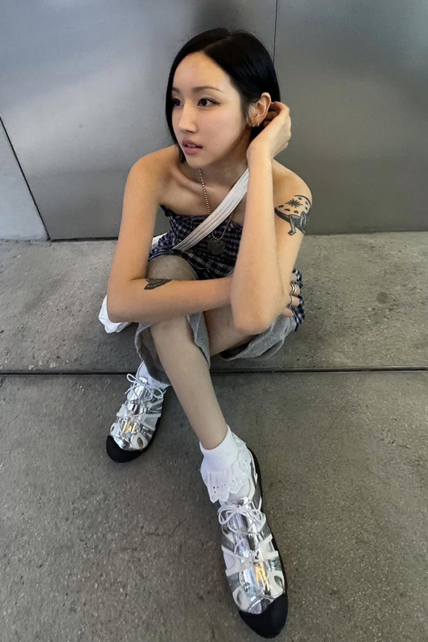 Fev 샌들(실버)는 여성용 샌들로, 데일리룩과 휴양지룩에 모두 잘 어울립니다. 소가죽, 매시, 나일론, 네오프렌 소재를 사용하여 편안함과 스타일을 동시에 잡았습니다. 실버 컬러에 벨크로 여밈으로 편의성을 더했으며, 비즈 장식, 측면 및 발등 컷아웃 디테일이 돋보입니다. 신끈 탈착 및 사이즈 조절 기능, 그리고 통기성이 뛰어나 봄, 여름 시즌에 유행을 타지 않고 오랫동안 착용할 수 있는 아이템입니다. 페미닌, 유니크, 아웃도어 스타일을 모두 아우르는 이 샌들을 여행지에서 미니멀하고 리조트룩으로 연출해 보세요.
