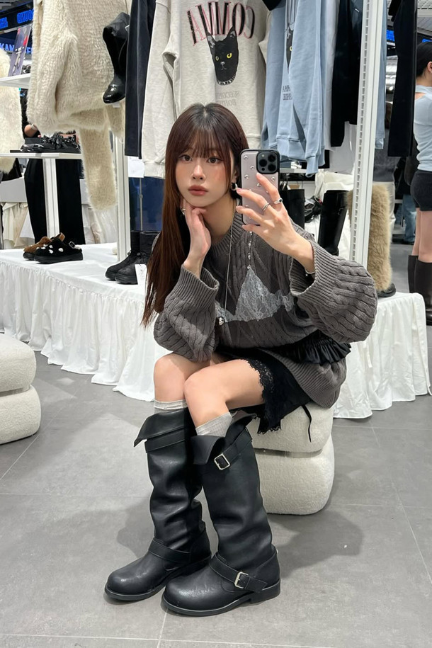 Fev Comfy (페브 컴피) 버클 슬라우치 부츠(블랙)는 라운드 앞코에 중간 굽, 통굽 디자인으로 편안함을 강조한 여성 부츠입니다. 라미네이팅 가죽 소재에 은은한 광택이 고급스러움을 더하며, 상단과 발등의 메탈 버클 장식이 시크한 포인트를 더합니다. 슬라우치 탑라인으로 다리가 더욱 슬림해 보이는 효과를 주며, 필요에 따라 접어서 미디 부츠로도 활용 가능합니다. 데이트룩, 모임룩 등 다양한 TPO에 클래식, 미니멀, 시크한 스타일을 연출하기 좋습니다. 블랙 컬러의 무지 디자인으로 어떤 옷에도 쉽게 매치하여 스타일리시한 룩을 완성할 수 있습니다.
