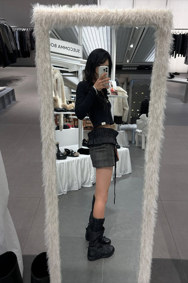 Fev_Comfy 슬라우치 부츠(블랙)는 여성 고객을 위한 신발입니다. 가을, 겨울 시즌에 어울리는 이 부츠는 미드컷 탑라인과 무지 패턴으로, 클래식, 미니멀, 캐주얼 스타일에 매치하기 좋습니다. 일상 또는 출근룩, 모임룩에 착용하기 좋으며, 후면 스트링으로 실루엣 조절이 가능합니다. 부드럽고 유연한 소재와 가벼운 착화감, 컴포트 스타일의 슬라우치 디자인이 특징입니다. 굽 높이는 미들 굽으로 편안함을 더했습니다.
