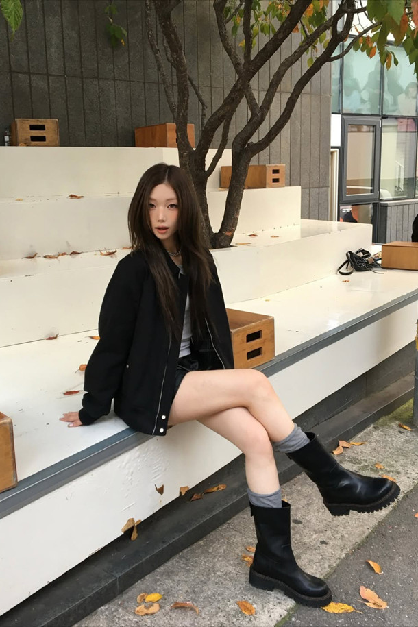 Fev_Young muze 부츠(블랙)는 미니멀한 디자인과 시크한 스타일을 추구하는 여성 고객을 위한 미디 부츠입니다. 소가죽 소재로 제작되어 고급스러운 질감을 자랑하며, 사계절 내내 다양한 룩에 활용할 수 있습니다. 볼드한 아웃솔과 러기드 아웃솔의 조합은 세련된 멋을 더하고, 불꽃 참 장식으로 포인트를 주었습니다. 미끄럼 방지 기능이 있어 안전하게 착용 가능하며, 출근룩에 완벽하게 어울립니다.
