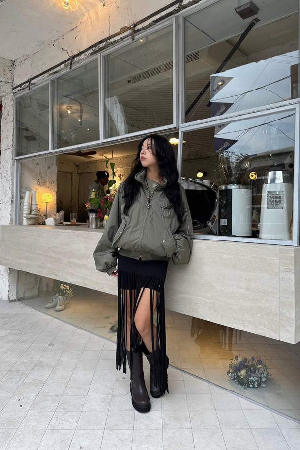 Fev_Young muze 부츠(브라운)는 여성들을 위한 미들 기장의 부츠입니다. 라운드 앞코와 통굽 디자인, 그리고 무지 패턴으로 미니멀하고 클래식한 분위기를 연출합니다. 합성가죽 소재에 볼드한 아웃솔과 러기드 아웃솔 디자인, FEV 심볼 적용으로 포인트를 더했습니다. 출근룩과 모임룩 모두에 어울리며, 가을과 겨울 시즌에 따뜻하고 스타일리시하게 착용할 수 있습니다. 
