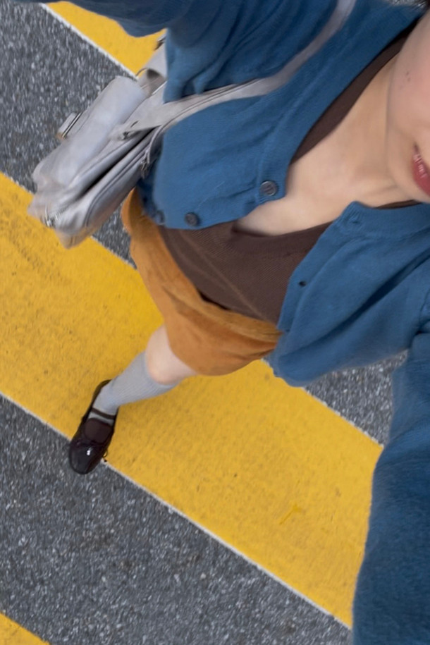 Fev_Comfy 플랫(브라운)은 여성스러운 무드와 캐주얼 스타일을 동시에 연출할 수 있는 플랫슈즈입니다. 밴딩 스트랩과 메리제인 탑라인 디자인으로 편안한 착용감을 선사하며, 리본 또는 참(charm) 장식이 포인트로 더해져 세련된 느낌을 줍니다. 쿠션 내장과 경량 설계로 장시간 착용에도 발의 피로감을 덜어줍니다. 데이트룩이나 모임룩, 캐주얼 및 클래식 스타일 모두에 잘 어울립니다. 브라운 컬러의 무지 디자인으로 다양한 의상에 매치하기 용이합니다.
