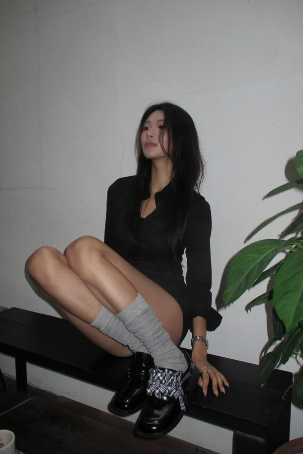 Fev(페브) 리본 브로치_라지(블랙 화이트)는 겹쳐진 리본 디테일이 돋보이는 FEV 시그니처 액세서리입니다. 블랙과 화이트 컬러의 조화로 다양한 룩에 포인트 아이템으로 활용하기 좋습니다. 체크 패턴과 리본 디자인이 클래식, 걸리시, 미니멀 스타일을 모두 아우르며, 데이트룩, 모임룩, 파티룩 등 TPO에 맞춰 다채롭게 연출할 수 있습니다. 의류, 가방, 신발 등 원하는 곳에 클립, O링, 고무링을 사용하여 간편하게 장식할 수 있어 실용적입니다.
