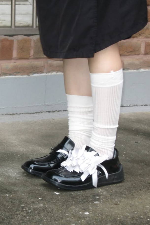 Fev(페브) Ribbon brooch_large(silver)는 겹쳐진 리본 디테일이 돋보이는 브로치입니다. 실버 컬러의 라지 사이즈로, 데이트룩, 모임룩, 파티룩 등 다양한 TPO에 활용하기 좋습니다. 클래식, 미니멀, 걸리시 스타일을 즐겨 입는 분들께 추천하며, FEV의 시그니처 액세서리입니다. 후면에는 장식용 고리가 다수 디자인되어 키링, 가방, 슈즈, 의류 등 폭넓게 활용 가능합니다.
