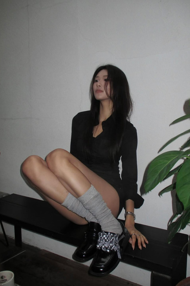 Fev 시어 무릎 양말(그레이)는 부드러운 소재로 제작되어, 다리를 길고 슬림하게 연출해 주는 여성스러운 실루엣의 니삭스입니다. 가을, 겨울철 데일리룩에 미니멀하면서도 걸리시한 스타일을 더해줍니다. 시스루 소재와 무지 패턴으로 다양한 코디에 활용하기 좋으며, 레이어링하여 포인트를 줄 수 있습니다. 특히, 그레이 컬러는 어떤 옷에도 잘 어울려 활용도가 높습니다. 단품으로 구성되어 있습니다.
