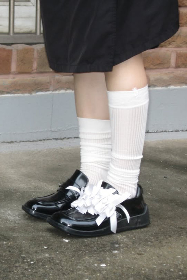 Fev_시어 무릎 양말(화이트)는 부드러운 소재감과 시스루 디자인으로 여성스러운 실루엣을 연출합니다. 다리를 길고 슬림하게 보이게 해주는 효과가 있어 데일리룩, 데이트룩, 집콕룩 등 다양한 TPO에 활용하기 좋습니다. 미니멀, 걸리시, 클래식 스타일 모두 소화 가능하며, 언더삭스로 레이어링하여 더욱 풍성한 스타일을 완성할 수 있습니다. 가을, 겨울 시즌에 따뜻함과 스타일을 동시에 잡을 수 있는 필수 아이템입니다. 무지 패턴의 화이트 컬러로 어떤 옷에도 쉽게 매치할 수 있습니다.
