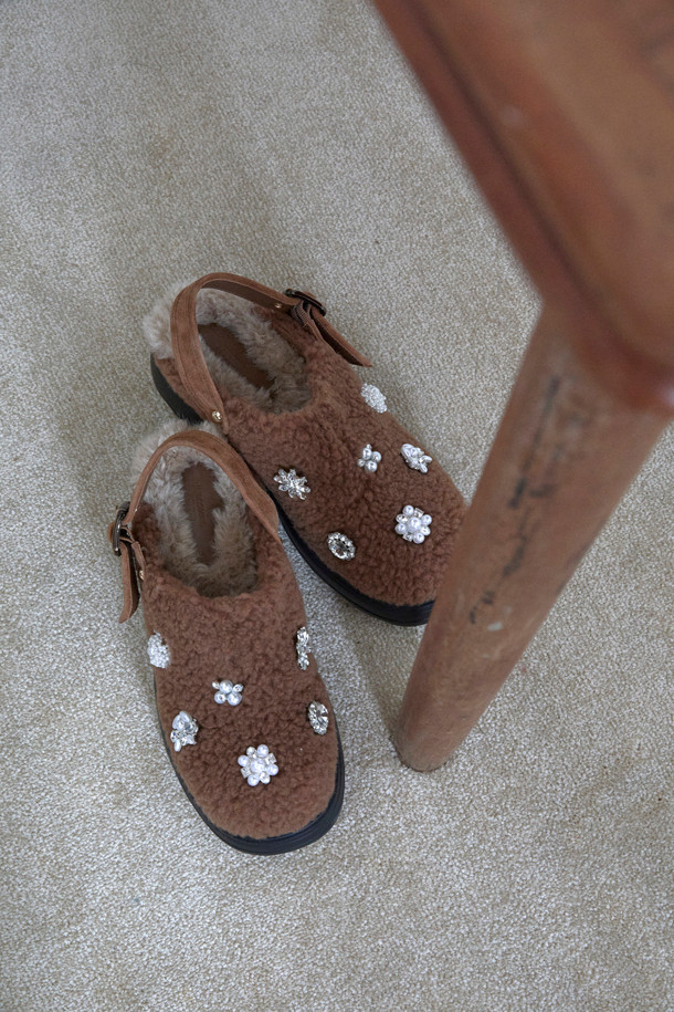 Furridge jewelry 뮬(브라운)은 부드러운 페이크 퍼 소재와 브라운 컬러가 돋보이는 여성 뮬입니다. 가을, 겨울 시즌에 따뜻하고 포근하게 착용할 수 있으며, 발등의 보석 장식이 화려한 포인트를 더합니다. 오픈 스타일로 편안하게 신고 벗을 수 있으며, 페미닌, 캐주얼, 클래식 등 다양한 스타일 연출에 활용할 수 있습니다. 무지 디자인으로 어떤 옷에도 잘 어울리며, 데일리룩에 포인트 아이템으로 활용하기 좋습니다. 
