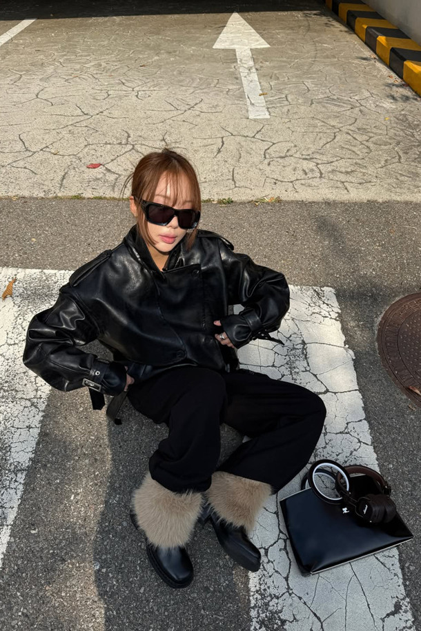 Furridge 앵클 부츠(black)는 여성분들을 위한 겨울철 필수 아이템입니다. 부드러운 소가죽과 포근한 페이크 퍼 안감으로 제작되어 따뜻하고 포근한 착용감을 선사합니다. 라운드 스퀘어 앞코 디자인과 클래식한 실루엣은 세련된 무드를 연출하며, 출근룩, 미니멀, 시크 스타일에도 잘 어울립니다. 경량 몰드 아웃솔로 편안한 착화감을 제공하며, 블랙과 라이트 베이지 컬러로 만나볼 수 있습니다.
