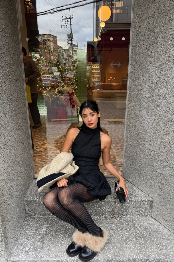 Furridge 로퍼(블랙)는 여성 고객을 위한 신발로, 가을과 겨울에 따뜻하게 신을 수 있도록 디자인되었습니다. 소가죽과 페이크 퍼 소재를 사용하여 부드러운 착용감을 제공하며, 안감과 인솔에도 퍼를 적용하여 보온성을 높였습니다. 라운드 스퀘어 앞코 디자인과 플랫 굽으로 편안함을 강조했으며, 클래식한 실루엣과 무지 패턴은 다양한 스타일 연출에 용이합니다. 슬립온 형태로 간편하게 착용 가능하며, 퍼 장식이 탑라인에 포인트를 더해 세련된 느낌을 선사합니다. 출근룩과 모임룩은 물론, 미니멀, 캐주얼 등 폭넓은 스타일을 소화할 수 있습니다.
