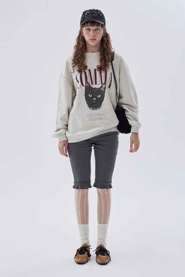 "Curtain call shrring sneakers(brown)" (커튼 콜 셔링 스니커즈, 브라운)는 여성스러운 페미닌 무드를 연출하는 스니커즈입니다. 부드러운 소가죽과 스웨이드 소재를 사용하여 편안한 착화감을 제공하며, 둥근 코와 플랫 굽 디자인으로 편안함을 더했습니다. 발볼을 감싸는 볼륨감 있는 셔링 디테일이 특징이며, 와이드한 슈레이스가 돋보입니다. 데이트룩, 카페룩, 쇼핑룩 등 다양한 TPO에 클래식, 미니멀, 로맨틱 스타일로 매치하여 페미닌한 매력을 강조할 수 있습니다. 내부 속굽을 적용하여 다리 라인을 더욱 예쁘게 연출해 보세요.
