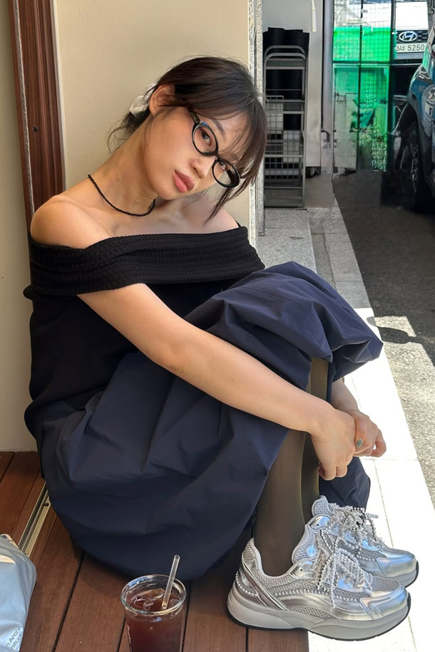 2025 딜라이트 스니커즈(실버)는 여성 고객을 위한 사계절용 여성 운동화입니다. 라운드 앞코 디자인에 가볍고 통기성이 좋은 합성가죽과 메시 소재를 사용하여 편안한 착용감을 제공합니다. 플랫 굽에 무지 패턴으로, 페미닌하면서도 클래식한 스타일을 연출하며, 일상 속 동네 마실룩에 적합합니다. 탈부착 가능한 진주 장식이 돋보이며 클래식 러너 실루엣과 레이스업 신발 여밈으로, 미니멀하고 캐주얼한 스타일을 완성합니다.
