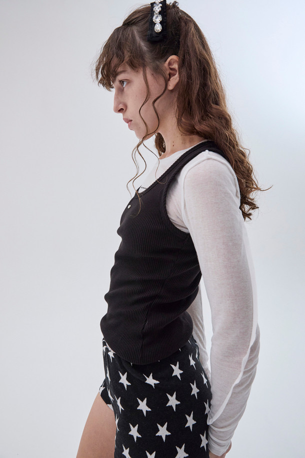 블랙 컬러의 쥬얼리 헤어핀입니다. 심플한 디자인에 보석 장식이 더해져 캐주얼하면서도 여성스러운 분위기를 연출합니다. 일상에서 간편하게 헤어 스타일에 포인트를 줄 수 있는 아이템입니다. 무지 패턴으로 어떤 스타일에도 잘 어울리며, 미니멀한 스타일을 선호하는 분들께 추천합니다.
