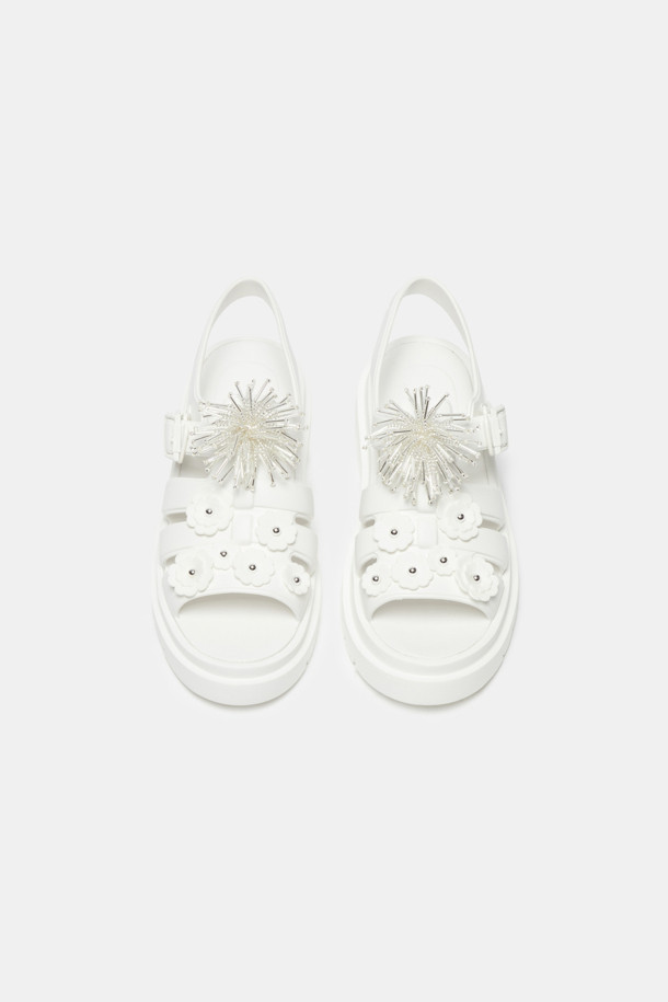 슈-토핑 빅 참(화이트)은 신발 끈이나 신발 외부에 부착하여 포인트를 줄 수 있는 액세서리입니다. 캐주얼, 미니멀 스타일의 옷차림에 잘 어울리며, 동네 마실룩, 쇼핑룩, 산책룩 등 편안한 TPO에 활용하기 좋습니다. 화이트 색상으로 어떤 신발에도 매치하기 용이하며, 가로 7cm, 세로 7cm의 넉넉한 사이즈로 존재감을 드러냅니다. 장식용 참으로, 슈즈에 개성을 더하여 스타일리시하게 연출해보세요.
