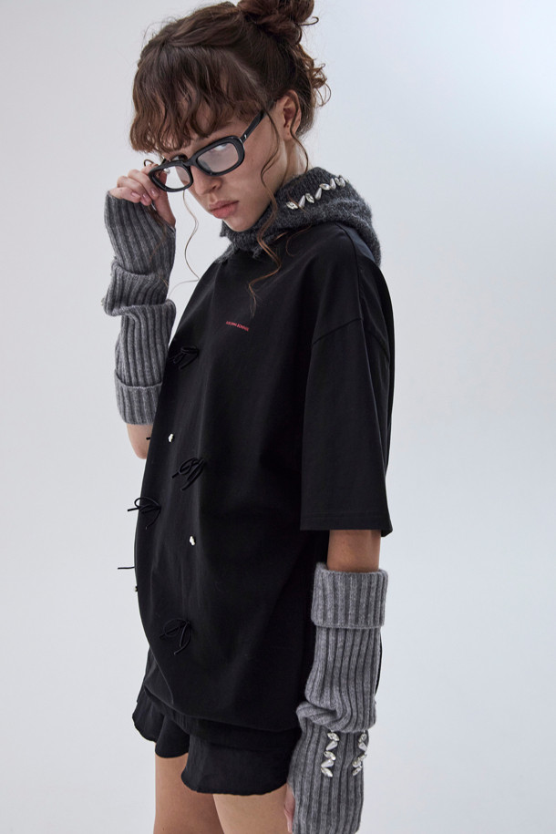 그레이 컬러의 쥬얼리 암워머입니다. 부드러운 니트 소재로 제작되어 겨울철 보온에 효과적입니다. 캐주얼, 클래식, 미니멀 스타일 모두에 잘 어울리며, 일상에서 편안하게 착용할 수 있습니다. 진주와 보석 장식이 은은하게 빛나 포인트를 더합니다. 
