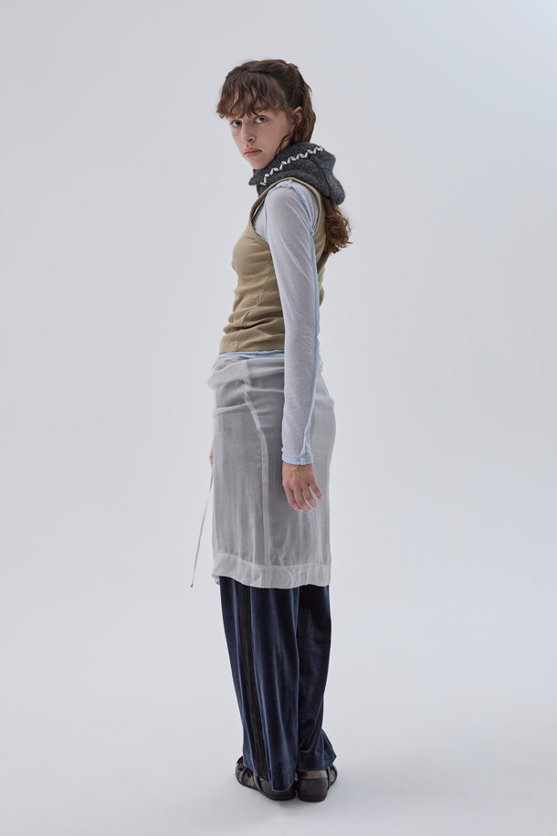 올리브 색상의 "펄 슬리브리스 탑"입니다. 페미닌하고 베이직한 무드로, 데이트룩이나 카페룩, 미니멀, 클래식, 로맨틱 스타일과 잘 어울립니다. 사계절 내내 활용 가능한 민소매 티셔츠로, 골지 타입에 신축성이 있어 편안한 착용감을 선사합니다. 진주 장식이 포인트로 더해져 여성스러운 분위기를 연출하며, 레이어링하여 다양한 스타일을 연출할 수 있습니다.
