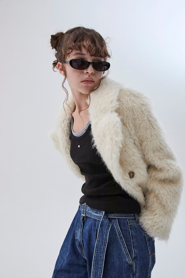 Furridge outer(베이지)는 여성스러운 겨울 스타일을 완성하는 퍼 재킷입니다. 부드러운 인조 모피 소재와 두꺼운 두께로 뛰어난 보온성을 제공하며, 와이드 라펠과 숏 기장, 볼륨 핏 디자인이 세련된 무드를 연출합니다. 베이지 컬러는 어떤 룩에도 잘 어울리며, 버튼 여밈 방식으로 간편하게 착용할 수 있습니다. 데이트룩, 모임룩, 연말 모임룩 등 다양한 TPO에 클래식, 시크, 미니멀 스타일로 활용 가능합니다.
