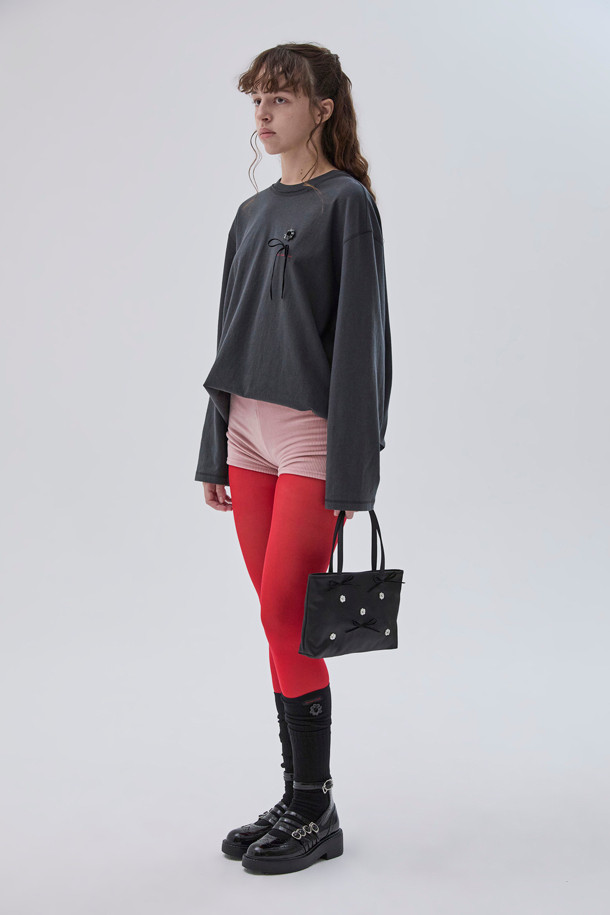 블랙 컬러의 '커튼 콜' 토트백입니다. 새틴과 벨벳 소재에 플라워 패턴이 더해져 페미닌하고 우아한 무드를 연출합니다. 미니 사이즈의 사각 가방으로, 진주와 리본 장식이 세련된 포인트를 더합니다. 슬림한 핸들이 돋보이며, 데이트룩이나 모임룩에 시크하게 매치하기 좋습니다. 데일리백으로 활용하여 미니멀하고 세련된 스타일을 완성해보세요.
