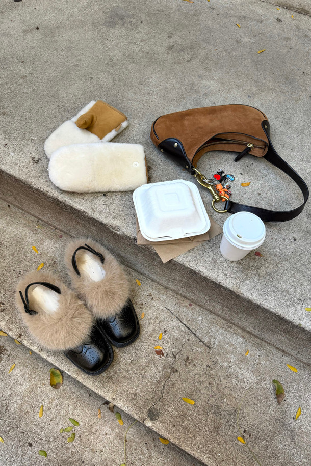 Furridge gloves(브라운)는 부드러운 양털, 양가죽, 스웨이드 소재로 제작된 두꺼운 겨울 장갑입니다. 캐주얼, 클래식, 미니멀 스타일을 아우르며 일상 및 레저 활동에 적합합니다. 하프 핑거 스타일과 커버형 디자인의 투웨이 방식으로 다양한 연출이 가능하며, 안감은 퍼 소재로 보온성을 높였습니다. 브라운 컬러의 무지 디자인에 버튼 여밈 방식으로 포인트를 주어 실용성과 스타일을 모두 갖춘 제품입니다. 사이즈 조절 기능이 있어 편안한 착용감을 선사합니다.
