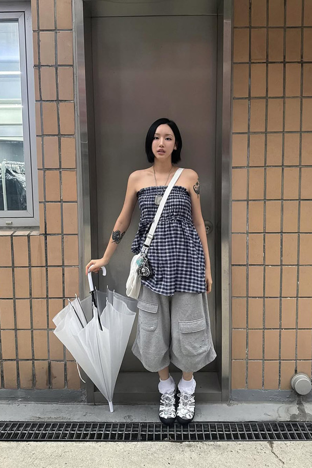 Fev 샌들(실버)는 여성용 샌들로, 데일리룩과 휴양지룩에 모두 잘 어울립니다. 소가죽, 매시, 나일론, 네오프렌 소재를 사용하여 편안함과 스타일을 동시에 잡았습니다. 실버 컬러에 벨크로 여밈으로 편의성을 더했으며, 비즈 장식, 측면 및 발등 컷아웃 디테일이 돋보입니다. 신끈 탈착 및 사이즈 조절 기능, 그리고 통기성이 뛰어나 봄, 여름 시즌에 유행을 타지 않고 오랫동안 착용할 수 있는 아이템입니다. 페미닌, 유니크, 아웃도어 스타일을 모두 아우르는 이 샌들을 여행지에서 미니멀하고 리조트룩으로 연출해 보세요.
