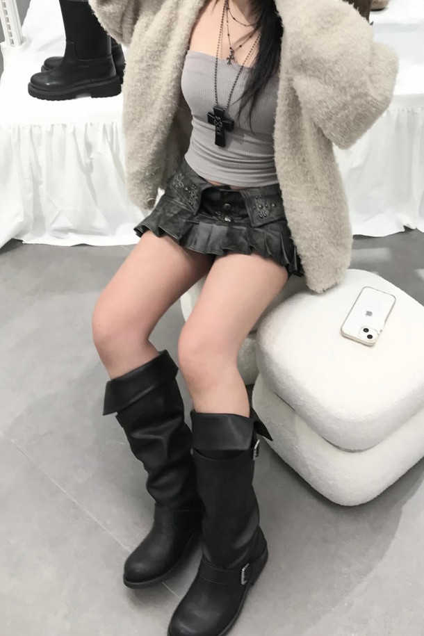 Fev Comfy (페브 컴피) 버클 슬라우치 부츠(블랙)는 라운드 앞코에 중간 굽, 통굽 디자인으로 편안함을 강조한 여성 부츠입니다. 라미네이팅 가죽 소재에 은은한 광택이 고급스러움을 더하며, 상단과 발등의 메탈 버클 장식이 시크한 포인트를 더합니다. 슬라우치 탑라인으로 다리가 더욱 슬림해 보이는 효과를 주며, 필요에 따라 접어서 미디 부츠로도 활용 가능합니다. 데이트룩, 모임룩 등 다양한 TPO에 클래식, 미니멀, 시크한 스타일을 연출하기 좋습니다. 블랙 컬러의 무지 디자인으로 어떤 옷에도 쉽게 매치하여 스타일리시한 룩을 완성할 수 있습니다.
