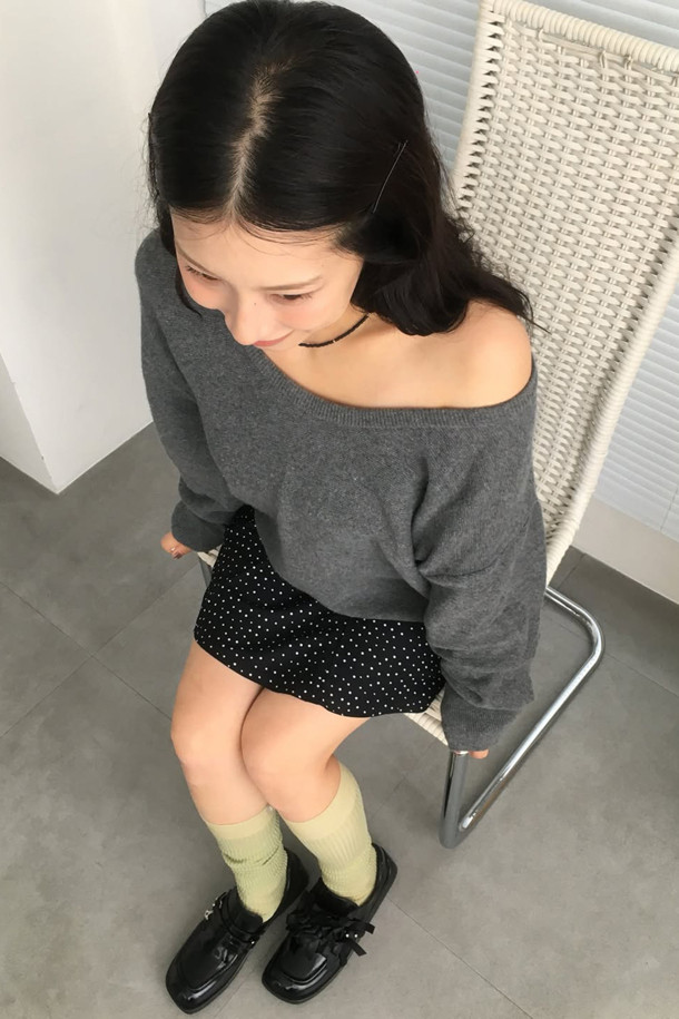 Fev 쉬어 무릎 양말(올리브)는 부드러운 소재의 시스루 니삭스로, 여성스러운 실루엣을 연출해 줍니다. 가을, 겨울철 데일리룩에 레이어링하여 다리를 길고 슬림하게 보이도록 연출할 수 있습니다. 미니멀, 클래식, 로맨틱 스타일 모두에 잘 어울립니다. 올리브 컬러는 어떤 룩에도 세련됨을 더합니다.
