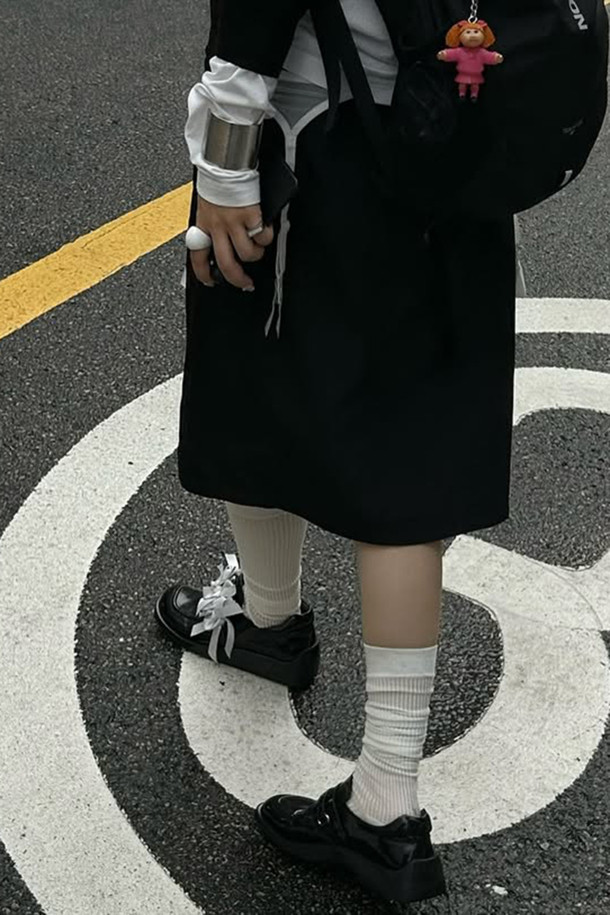 Fev_시어 무릎 양말(화이트)는 부드러운 소재감과 시스루 디자인으로 여성스러운 실루엣을 연출합니다. 다리를 길고 슬림하게 보이게 해주는 효과가 있어 데일리룩, 데이트룩, 집콕룩 등 다양한 TPO에 활용하기 좋습니다. 미니멀, 걸리시, 클래식 스타일 모두 소화 가능하며, 언더삭스로 레이어링하여 더욱 풍성한 스타일을 완성할 수 있습니다. 가을, 겨울 시즌에 따뜻함과 스타일을 동시에 잡을 수 있는 필수 아이템입니다. 무지 패턴의 화이트 컬러로 어떤 옷에도 쉽게 매치할 수 있습니다.
