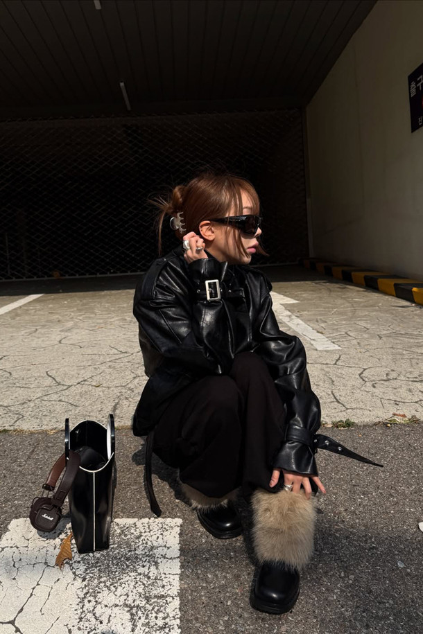 Furridge 앵클 부츠(black)는 여성분들을 위한 겨울철 필수 아이템입니다. 부드러운 소가죽과 포근한 페이크 퍼 안감으로 제작되어 따뜻하고 포근한 착용감을 선사합니다. 라운드 스퀘어 앞코 디자인과 클래식한 실루엣은 세련된 무드를 연출하며, 출근룩, 미니멀, 시크 스타일에도 잘 어울립니다. 경량 몰드 아웃솔로 편안한 착화감을 제공하며, 블랙과 라이트 베이지 컬러로 만나볼 수 있습니다.
